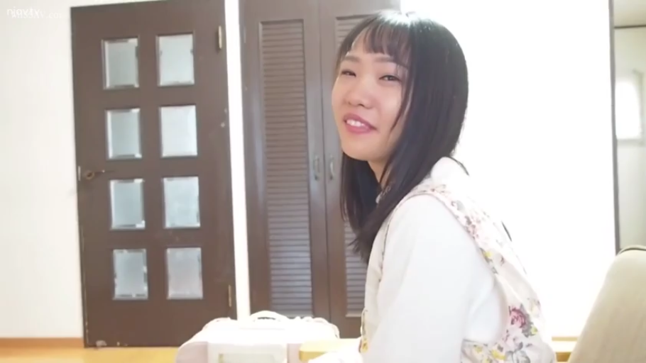 室内 · 坐姿 · 中景 · 碎花围裙