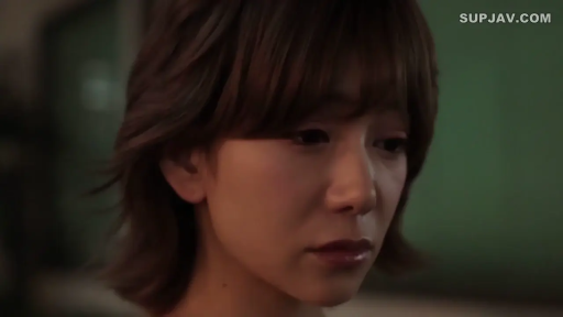 瞑想 · 憂鬱 · 顔のクローズアップ · ショートヘア · 侧脸 · 裸肩 · 室内暗光