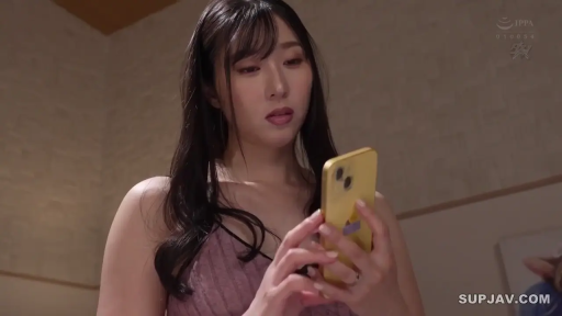 室内 · 憂鬱 · 站立 · スマホを見る · 上半身特写 · 长发 · スマートフォン · 粉色针织背心