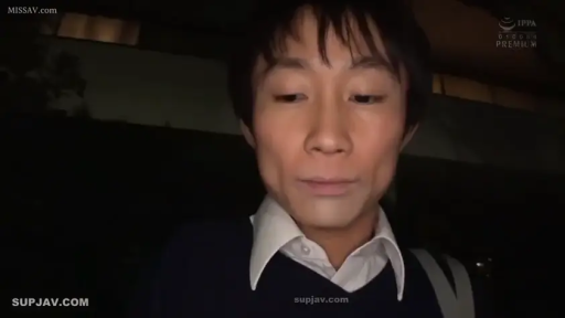 站立 · 平静 · 面部特写 · 谈话 · 户外 · 成年男性 · 衬衫毛衣