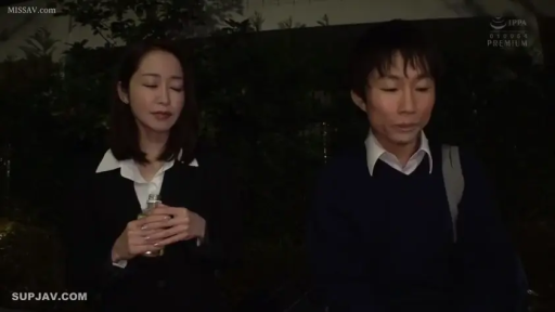 Serious · Standing Posture · Half-body · Business attire · Wine bottle · Outdoor · Night view · 握瓶