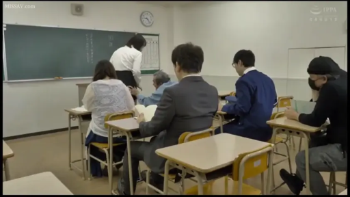 坐姿 · 教室 · 全景 · 时钟 · 平淡 · 各类休闲装 · 课堂教学 · 多人场景