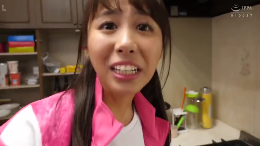 面部特写 · 厨房 · 惊讶 · 说话 · 视频截图 · 正对镜头 · 粉色运动外套