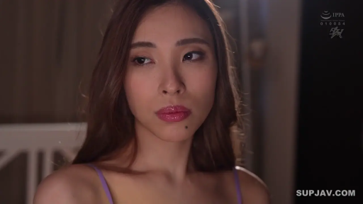 室內 · 憂鬱 · 面部特寫 · 紫色吊帶 · 美人痣 · 微侧身 · 看向一侧