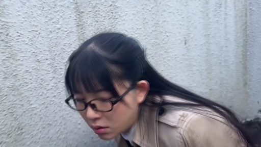 忧郁 · 脸部 · 低头 · 眼镜 · 户外 · 静止 · 亚洲女性 · 米色风衣