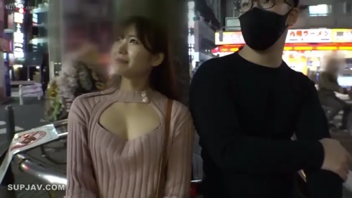 站立 · 平静 · 半身特写 · 水印 · 粉色胸前镂空毛衣 · 夜晚街道 · 户外同行 · 霓虹招牌