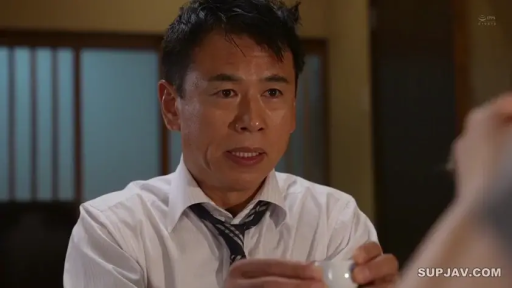 室内 · 坐姿 · 严肃 · 面部 · 酒杯 · 衬衫 · 饮酒 · 中年男性