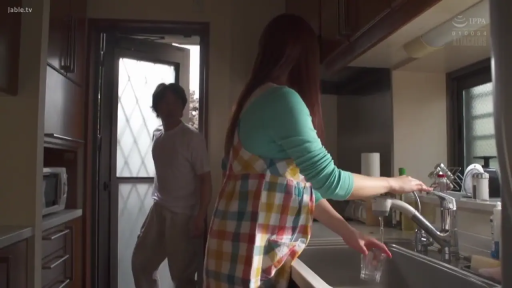 专注 · 站立 · 厨房 · 水槽 · 围裙 · 日常生活 · 家务