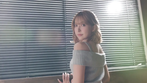回眸 · 露肩针织衫 · 百叶窗 · 半身像 · 自然微笑 · 室内窗边 · 眼神交流 · 浅色短发