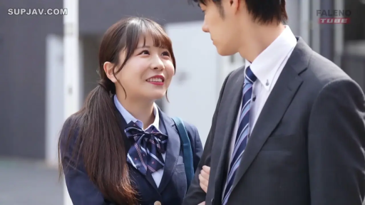 半身 · 剧情 · 制服 · 对视 · 挎包 · 户外 · 笑容 · 挽手