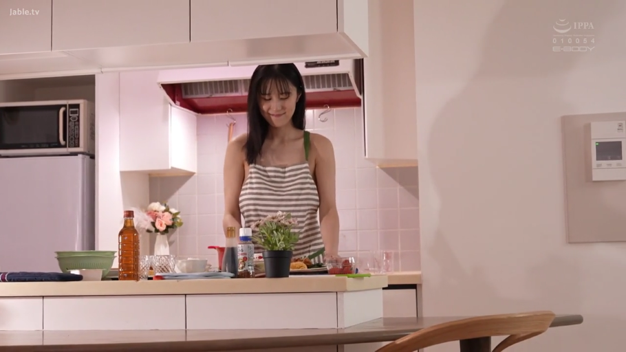 中景 · 站姿 · 厨房 · 裸体围裙