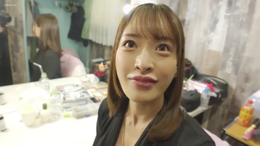 脸部特写 · 注视镜头 · 近距离对视 · 化妆间 · 黑色深V上衣