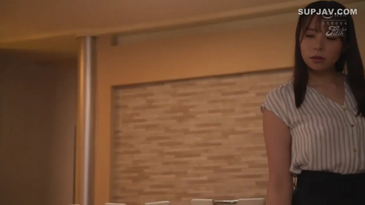 Indoor · Serious · Stand · Medium shot · 条纹衬衫 · Living room · Gaze · 椅子