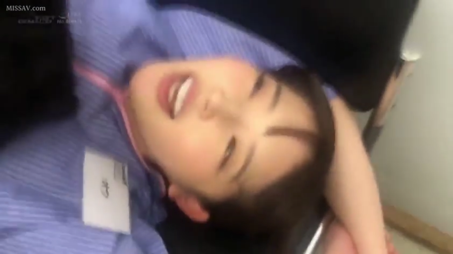 站立 · 微笑 · 正面中景 · 走动 · 深色大衣 · 马赛克遮挡 · 户外夜景