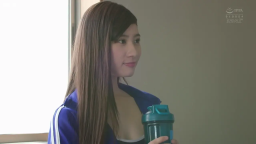 室内 · 站立 · 微笑 · 上半身 · 清纯 · 蓝色运动外套 · 手持水杯 · 摇摇杯