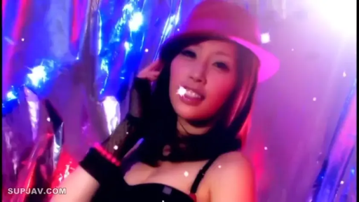 顔 · 微笑 · 舞台 · ネオンライト · 黑色吊带内衣 · 站立斜侧 · 魅惑摆拍 · 粉色礼帽