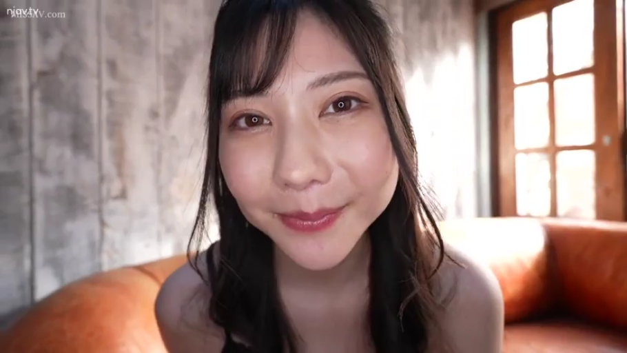 室内 · 身をかがめる · 顔部のクローズアップ · 微笑 · 注視 · 黑色吊带裙