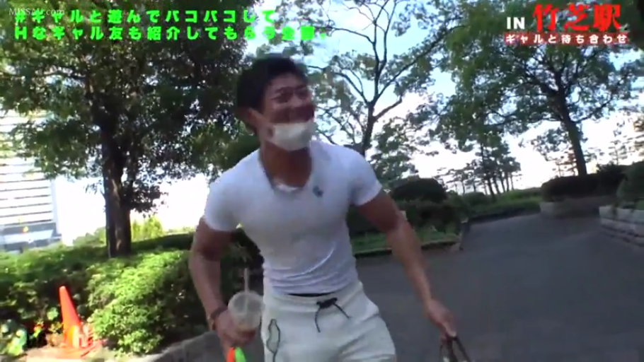 半身特写 · 户外公园 · 微微俯身 · 紧身白T恤