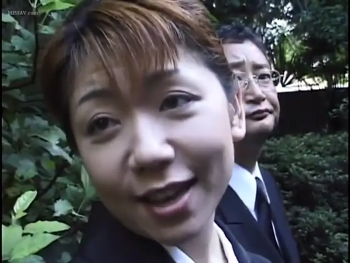 室内 · 全身 · 站立 · 学生制服 · 交流 · 多人 · 背包 · 开心