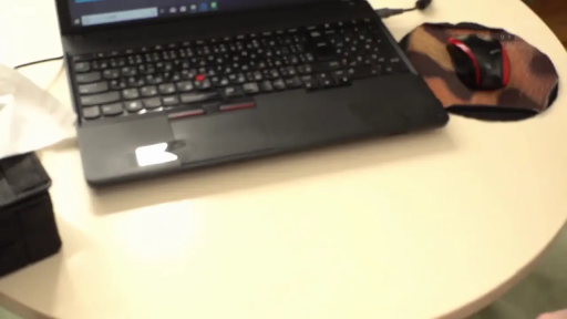 室内 · 展示 · 裸体 · 杂志页面 · 手持翻阅 · 成人刊物 · 平面