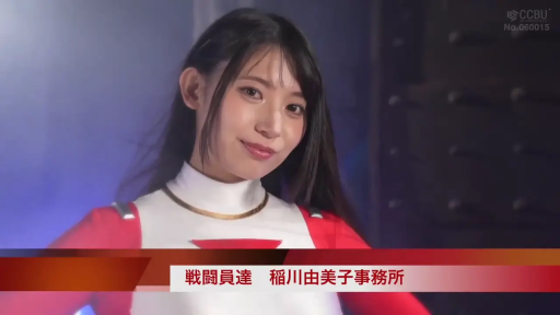 室内 · 微笑 · 半身特写 · 注视镜头 · 正面站立 · 黑色长发 · 红色战队紧身衣