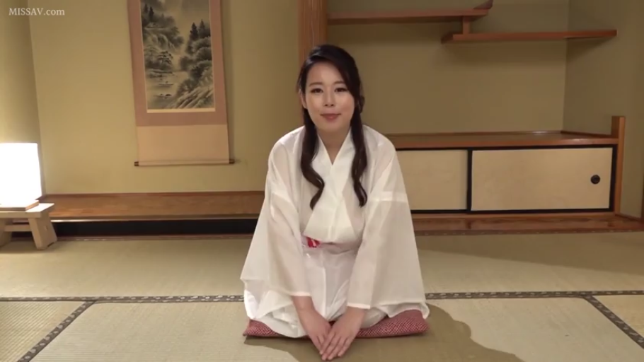 中景 · 微笑 · カメラに向かって · 正坐 · 座布団 · 日式和室 · 成年女性 · 白色和服