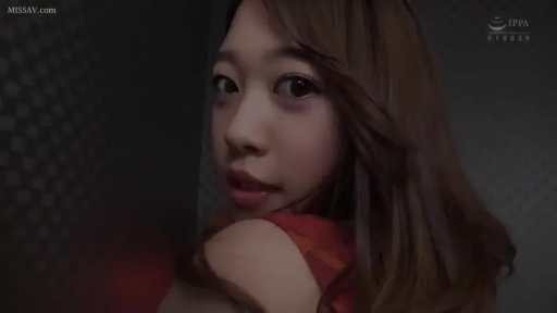 室内 · 面部特写 · 诱惑 · 凝视 · 近景 · 回头 · 红色裙子