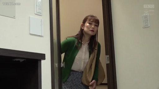 走廊 · 脸部特写 · 单肩包 · 警惕 · 绿色针织开衫