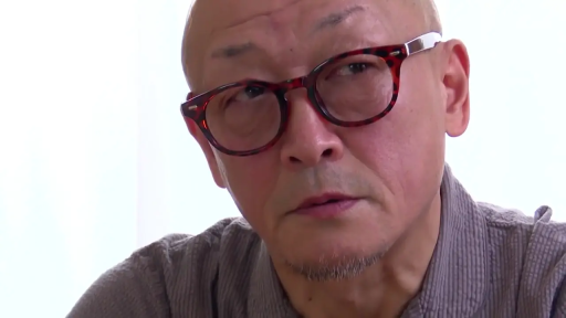 室内 · 眼镜 · 平静 · 面部特写 · 衬衫 · 注视 · 大叔 · 微侧头