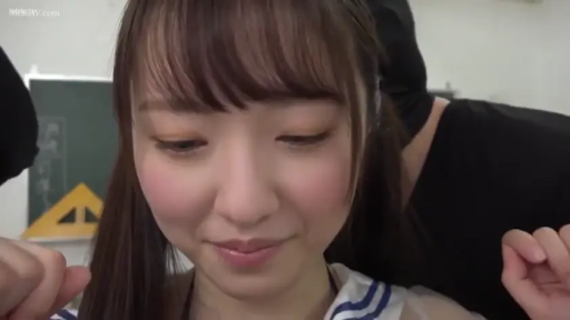 坐姿 · 教室 · 脸部特写 · 水手服