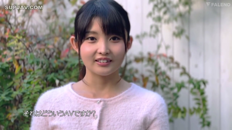 微笑 · 面部特写 · 户外 · 访谈 · 日语字幕 · 正面站立 · 浅色针织衫