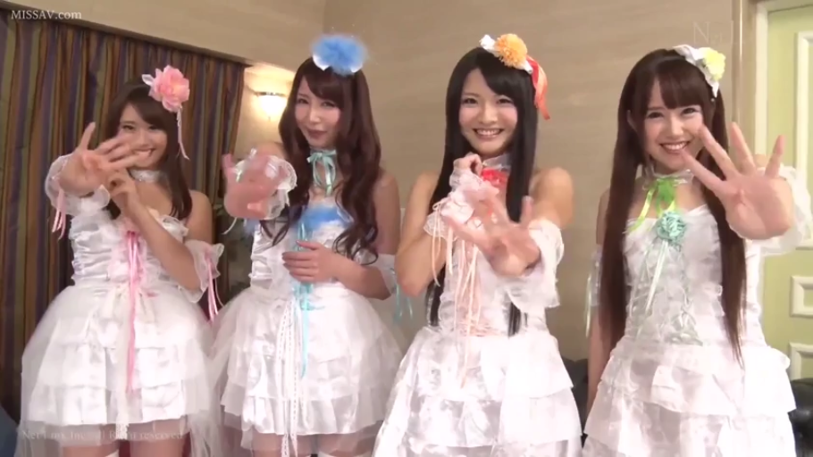 室内 · 全身 · 站立 · 多人 · 笑容 · 挥手 · 发饰 · 白色偶像装