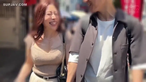 Chat · Street · 行走 · 挎包 · 上半身 · Casual clothes · 大笑 · Couple