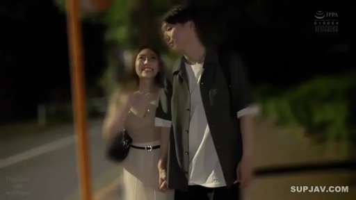 中景 · 微笑 · 挎包 · 连衣裙 · 情侣 · 户外街道 · 散步约会 · 牵手步行