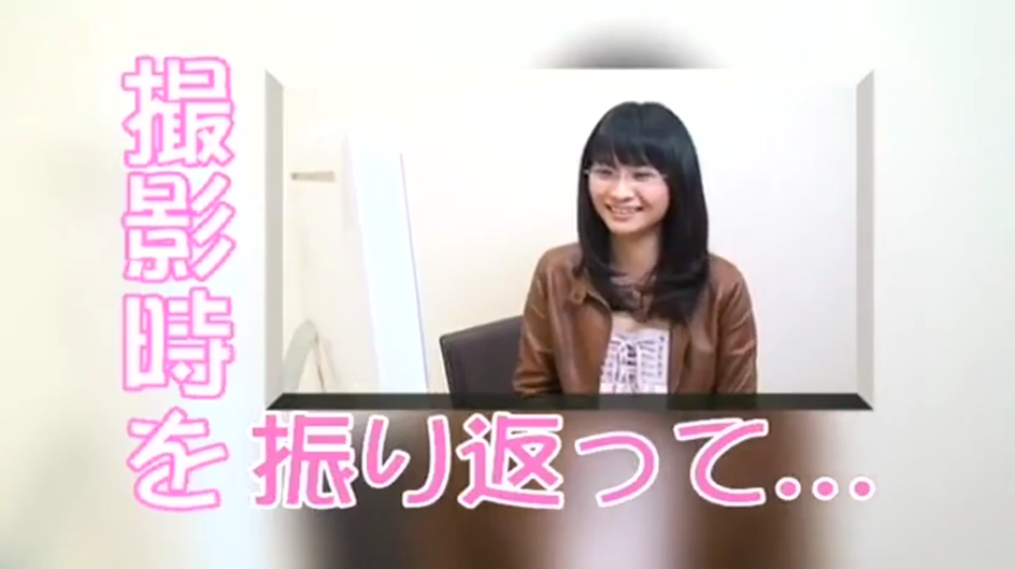 室内 · 坐姿 · 眼镜 · 微笑 · 半身 · 访谈 · 日文字幕 · 棕色外套