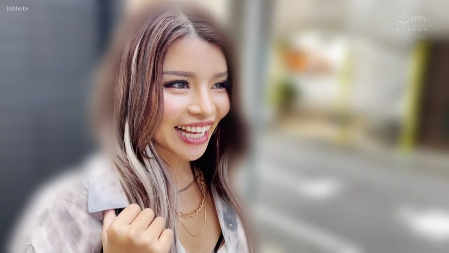 面部 · 站立 · 展示 · 微笑 · 项链 · 户外 · 长发 · 白色花纹衬衫