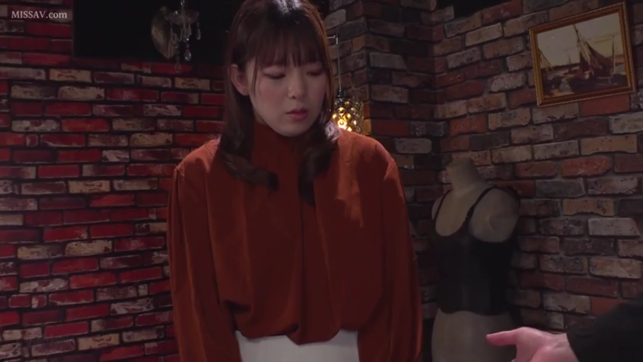 憂鬱 · 站立 · 中景 · 棕色长袖上衣 · 対話 · 砖墙背景室内 · 人体模特