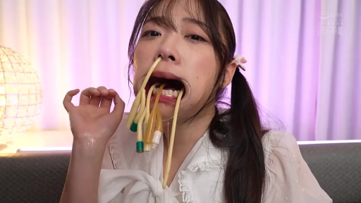 室内 · 白色衬衫 · 面部特写 · 痛苦 · 正面 · 开口器 · 异物塞入 · 医疗虐待