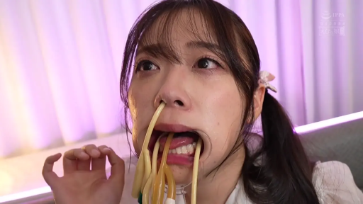 室内 · 坐姿 · 面部 · 白色上衣 · 口塞 · 痛苦 · 调教 · 塞入