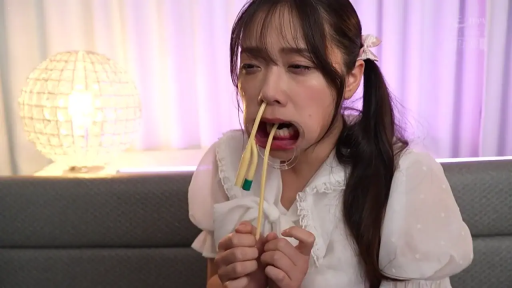 室内 · 坐姿 · 面部特写 · 痛苦 · 白色衬衣 · 扩口器 · 插管 · 另类调教