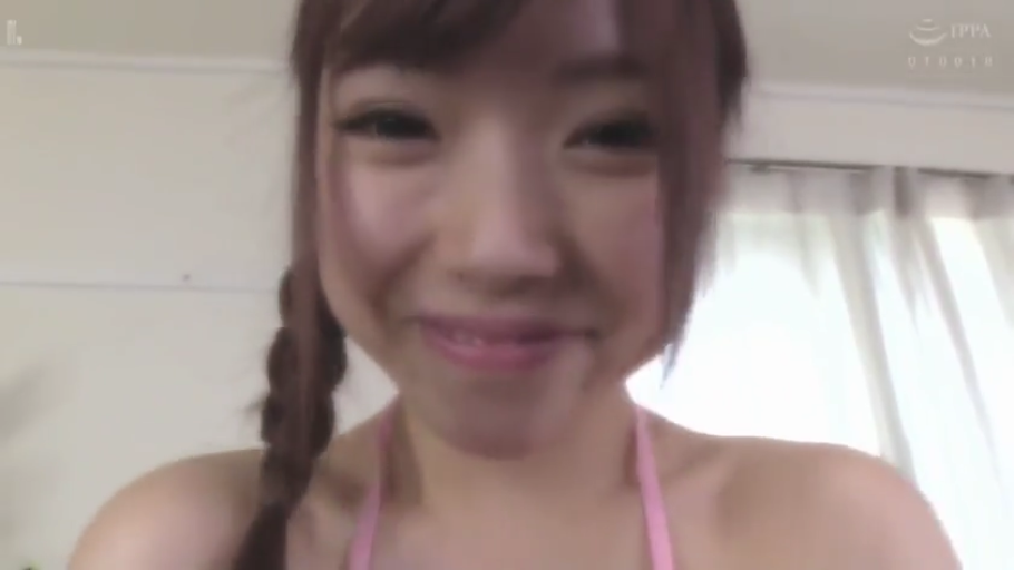 室內 · 臉部特寫 · 微笑 · 注視 · 前倾 · 粉色比基尼 · 麻花辫