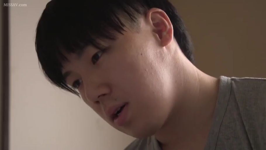 室内 · 集中 · 顔のクローズアップ · 凝視 · 灰色T恤 · 单人男性 · 微侧俯首