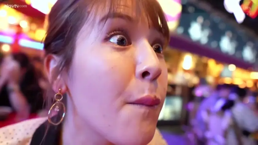 室内 · 顔部のクローズアップ · 注視 · 惊讶 · 横に頭を傾ける · 白色波点上衣