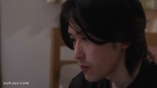 室内 · 真剣 · 面部 · 凝視 · 黑色T恤 · 横座り · 男优