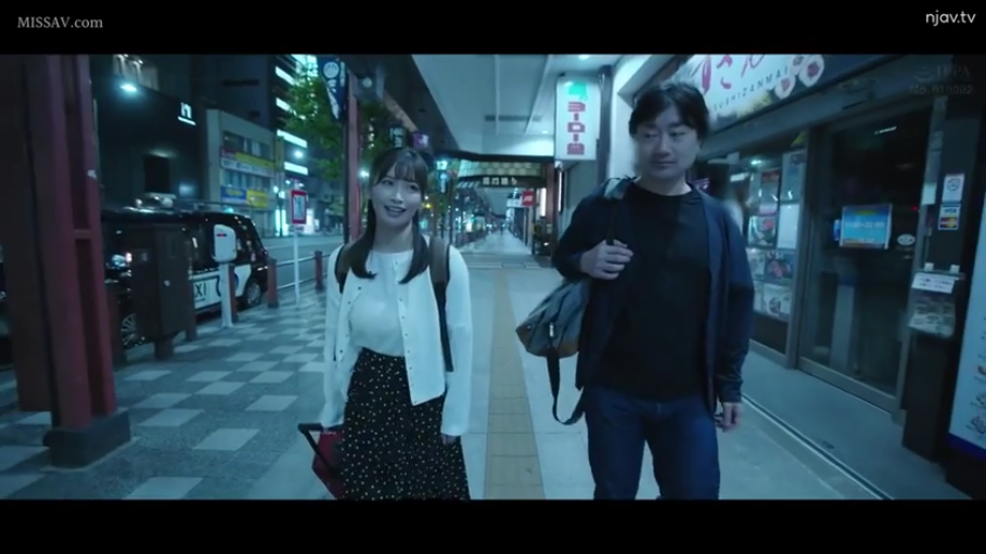 室内 · 站立 · 微笑 · 学生制服 · 长发 · 含羞