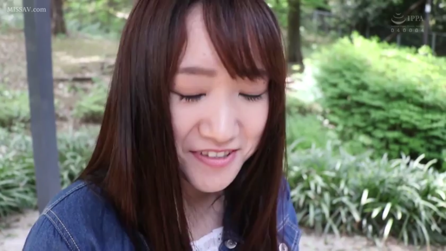 Close-up of the face · shy · 谈话 · Outdoor · 长发 · 正面 · 牛仔外套