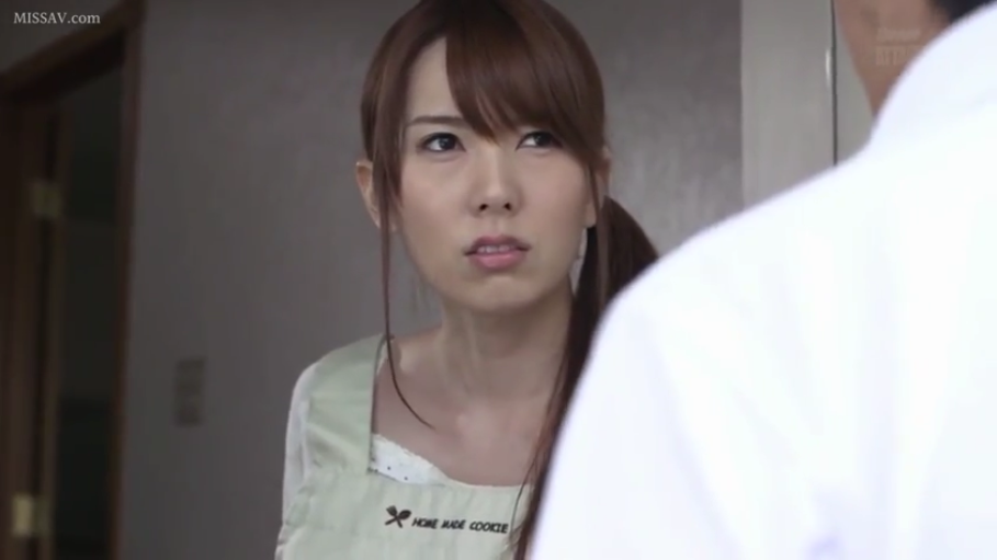 室内 · 严肃 · 脸部 · 站立 · 对视 · 熟女 · 围裙