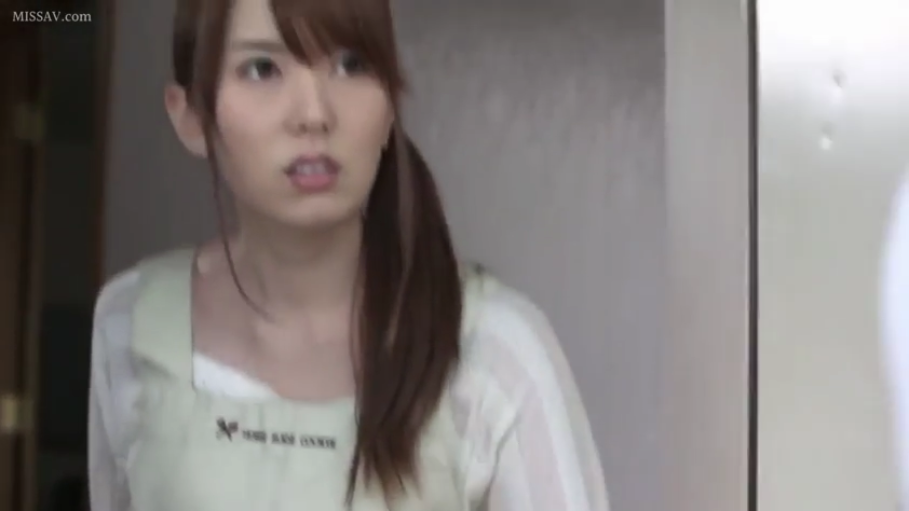 室内 · 站立 · 面部特写 · 注视 · 长发 · 惊讶 · 围裙