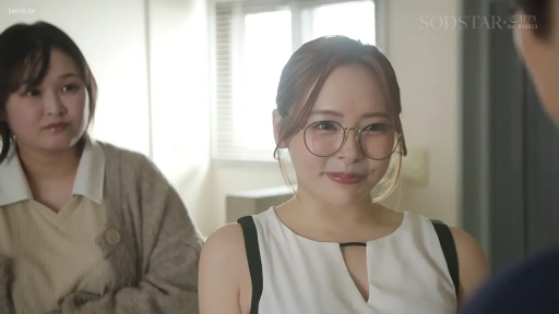 眼镜 · 站姿 · 面部特写 · 对视 · 房间 · 玩味 · 多名女性 · 白色上衣配眼镜