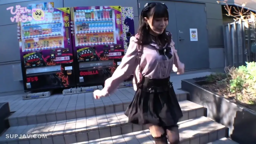 全身 · 户外街道 · 地雷系服饰